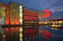 位于德國萊比錫的Nova Eventis商場的燈光每年隨著季節(jié)的變換而調(diào)節(jié)。整套照明的最大亮點(diǎn)是這座12米高的發(fā)光球體，由寶克力LED系列產(chǎn)品制成